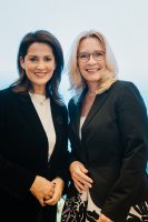 Michaela Kaniber und Barbara Radomski © Hendrik Steffens / StMELF Michaela Kaniber und Barbara Radomski © Hendrik Steffens / StMELF | links Bayerische Staatsministerin für Ernährung, Landwirtschaft, Forsten und Tourismus Michaela Kaniber
rechts Geschäftsführerin BayTM Barbara Radomski
© Hendrik Steffens / StMELF